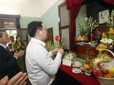 Le Président de l’Assemblée nationale, Vuong Dinh Huê, offre de l’encens en hommage au Président Hô Chi Minh dans la maison 67. Photo : VNA.