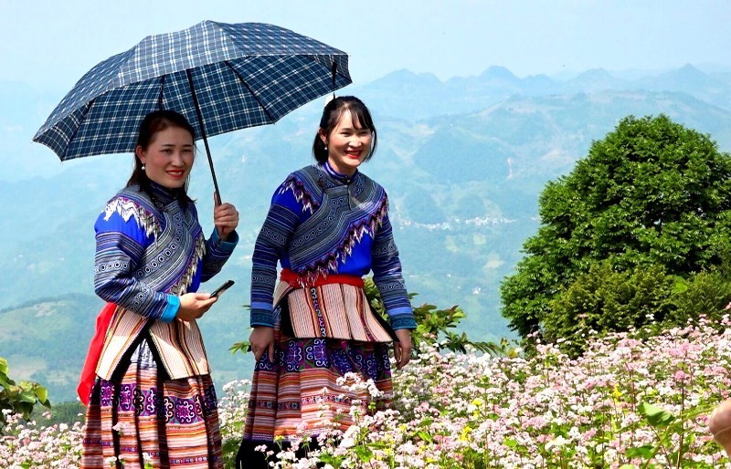 Des jeunes filles H'Mông du district de Si Ma Cai célèbrent le Jour de l'Indépendance le 2 septembre. Photo : NDEL.