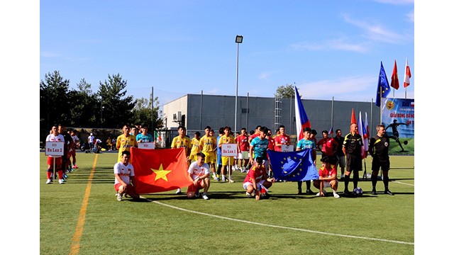 Les équipes participent au 2e tournoi de football des Vietnamiens en Europe. Photo : thoidai.com.vn