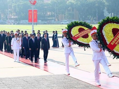 La délégation du Comité central du Parti, de l’Assemblée nationale, de l’Etat, du gouvernement et du Comité central du Front de la Patrie du Vietnam, rend hommage au Président Hô Chi Minh en son mausolée à Hanoï. Photo : VNA.