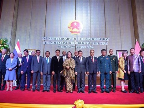 Photo de famille des délégués lors de la cérémonie à Bangkok. Photo : VNA.