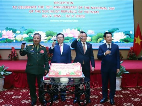 Lors du banquet organisé dans la soirée du 1er septembre, à Vientiane pour célébrer le 78e anniversaire de la Fête nationale du Vietnam (le 2 septembre). Photo : VNA.