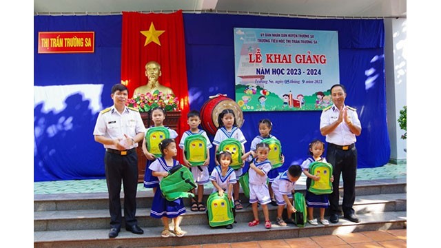 Remise des cadeaux aux élèves de l'école primaire de Truong Sa lors de la rentrée scolaire. Photo : VGP.