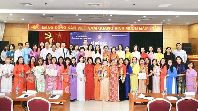 Les étudiants assistent à un cours de formation vise à améliorer l'enseignement de la langue vietnamienne à l'étranger. Photo : VGP.