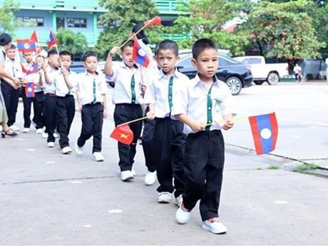Les enseignants de l'école de langue bilingue Nguyên Du lao-vietnamien ont accueilli les élèves de première année lors d'une cérémonie organisée le 6 septembre. Photo : VNA.