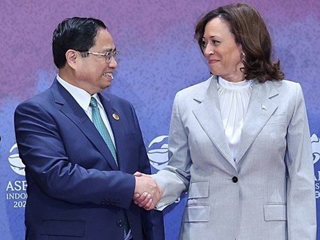 Le Premier ministre vietnamien, Pham Minh Chinh, rencontre à Jakarta la Vice-Présidente américaine Kamala Harris. Photo : VNA.