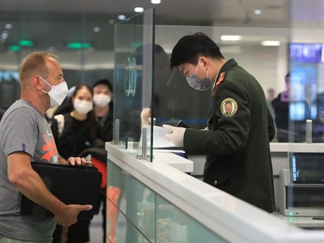 Un visiteur étranger effectue les procédures d'entrée au Vietnam. Photo : VNA.