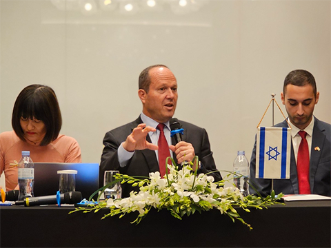 Le ministre israélien de l’Économie et de l’Industrie, Nir Barkat (au centre). Photo : thanhnien.vn