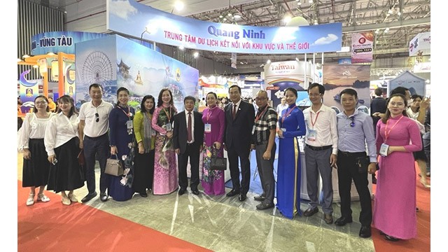 Les délégués au stand présentant le potentiel, les atouts et les produits touristiques typiques de la province de Quang Ninh. Photo : Centre d’information et de promotion touristique de Quang Ninh. 