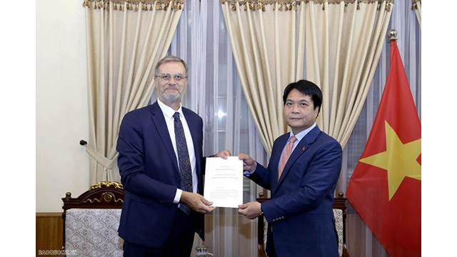 L’ambassadeur Nguyên Viêt Dung (à droite) et l'ambassadeur de France, Olivier Brochet (à gauche). Photo : baoquocte.vn