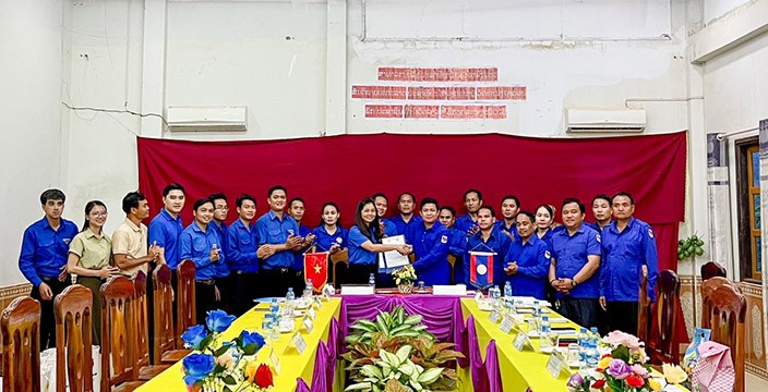 Signature du mémorandum de coopération pour la période 2023-2028 entre l’Union provinciale de la jeunesse de Quang Nam et l’Union provinciale de la jeunesse de Sékong. Photo : doanthanhnien.vn