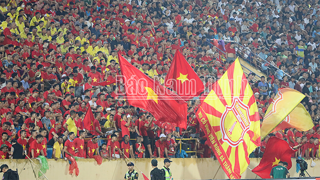 L’ambiance est passionnée au stade de Thiên Truong. Photo : journal Nam Dinh.