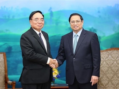 Le Premier ministre Pham Minh Chinh (à droite) et le ministre lao du Plan et de l'Investissement Khamchen Vongphosy. Photo : VNA.