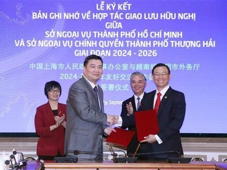 Signature du protocole d’accord de coopération entre le Département des Relations extérieures de Hô Chi Minh-Ville et le Bureau des Affaires étrangères de Shanghai. Photo : VNA.