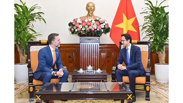 Le vice-ministre des Affaires étrangères Dô Hung Viêt (à droite) et le représentant en chef du Fonds des Nations Unies pour la population (FNUAP) au Vietnam, Matthew David Jackson (à gauche). Photo : baoquocte.vn