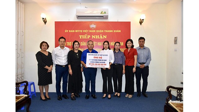 La remise de don de la communauté des Vietnamiens en R. tchèque au Comité du Front de la Patrie de l’arrondissement de Thanh Xuân. Photo: vufo.org.vn