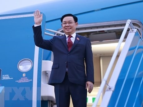 Le Président de l’Assemblée nationale Vuong Dinh Huê, à la tête d'une haute délégation parlementaire du Vietnam, a quitté Hanoi jeudi matin 21 septembre pour des visites officielles du 21 au 26 septembre au Bangladesh et en Bulgarie. Photo : VNA.