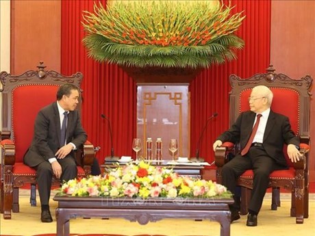 Le Secrétaire général du Parti communiste du Vietnam (PCV), Nguyên Phu Trong (à droite) et l'ambassadeur sortant du Laos au Vietnam, Sengphet Houngboungnuang. Photo : VNA.