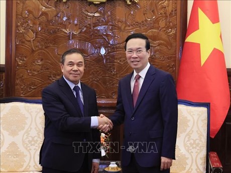 Le Président vietnamien, Vo Van Thuong (à droite) serre la main de l’ambassadeur lao Sengphet Houngboungnuang venu prendre congé au terme de son mandat au Vietnam. Photo : VNA.