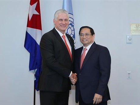 Le PM Pham Minh Chinh (droite) et le premier secrétaire du Parti communiste de Cuba et président cubain Miguel Díaz-Canelle. Photo: VNA