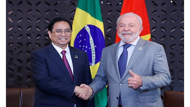 Le Premier ministre vietnamien, Pham Minh Chinh (à gauche) et le Président brésilien, Lula Da Silva (à droite) lors d’une réunion en marge du sommet du G7 au Japon, en mai 2023. Photo : VNA.
