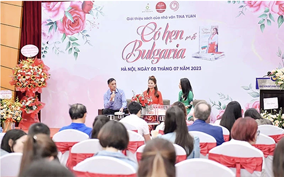 Cérémonie de lancement d'un livre sur le pays et la culture bulgares a eu lieu à Hanoi. Photo : NDEL.