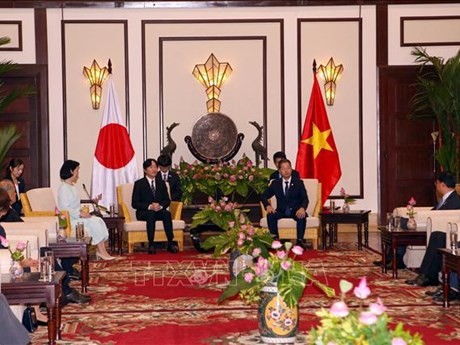 Le secrétaire du Comité du Parti de la ville de Dà Nang, Nguyên Van Quang (à droite, au centre) recevant le Prince héritier du Japon Fumihito Akishino et la Princesse héritière Kiko. Photo : VNA.