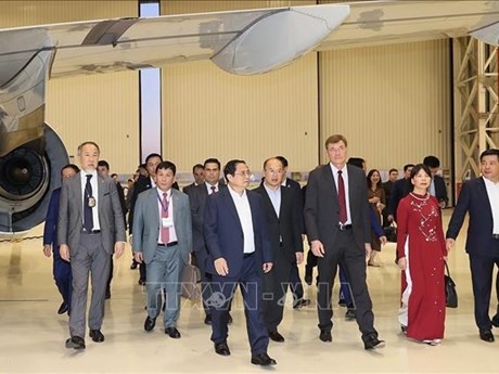 Le Premier ministre vietnamien, Pham Minh Chinh, visitant l’avionneur brésilien Embraer, à São Paulo, le 23 septembre. Photo : VNA.