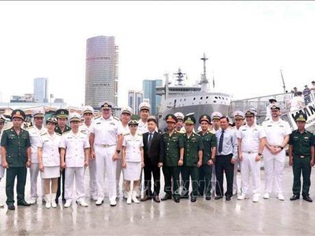 Les délégués posent pour une photo de groupe lors de la cérémonie de bienvenue pour deux navires de la Marine royale néo-zélandaise. Photo: VNA