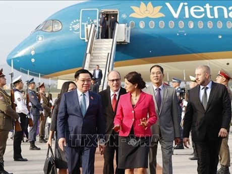 La vice-présidente de l’Assemblée nationale de la Bulgarie Rositsa Kirova (à droite) accueille le Président de l’Assemblée nationale du Vietnam, Vuong Dinh Huê, à l’aéroport international de Sofia. Photo : VNA.
