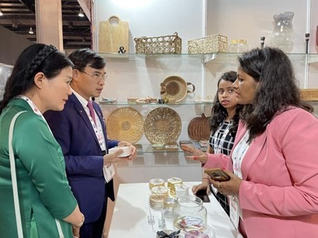 Des visiteurs au stand des entreprises vietnamiennes au Salon international du commerce de l’Uttar Pradesh. Photo: VNA