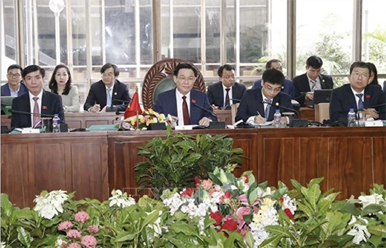 Le Président de l’Assemblée nationale (AN), Vuong Dinh Huê, s'exprime lors d'un entretien avec la Présidente du Parlement bangladais, Shirin Sharmin Chaudhury. Photo : VNA.