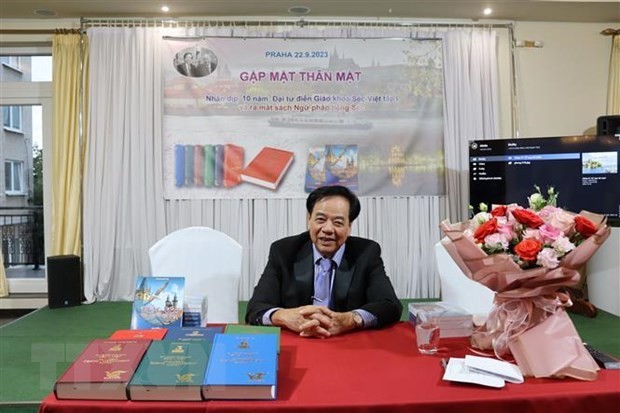 L'ingénieur Nguyên Quyêt Tiên, auteur du Grand Dictionnaire des manuels scolaires vietnamiens-tchèque. Photo : VNA.