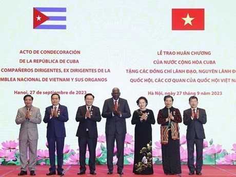 La cérémonie de remise de nobles Ordres de l'État cubain à sept dirigeants et anciens dirigeants vietnamiens. Photo : VNA.
