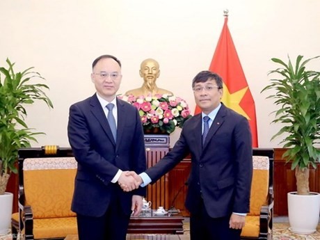 Le vice-ministre permanent vietnamien des Affaires étrangères, Nguyên Minh Vu, (à droite) et le le vice-ministre chinois des Affaires étrangères, Nong Rong, se serrent la main. Photo : VNA.