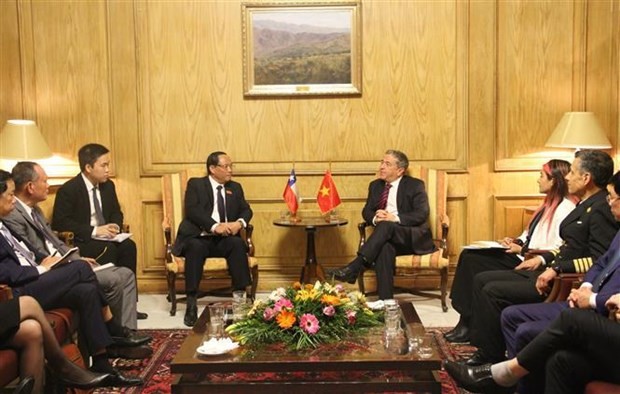 Entretien entre le vice-président de l'Assemblée nationale, Tran Quang Phuong, et le président du Sénat chilien, Juan Antonio Coloma. Photo: VNA