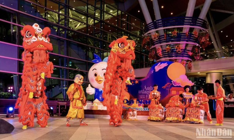Un spectacle de danse de lion lors du programme de la Fête de la Mi-Automne à la gare internationale de Dà Nang. Photo : NDEL.