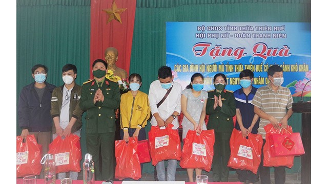 Remise de cadeaux aux familles démunis, membres de l'Association des personnes malvoyantes de la province de Thua Thiên Huê à l'occasion du Nouvel An lunaire 2022. Photo : ttthvietduc.vn