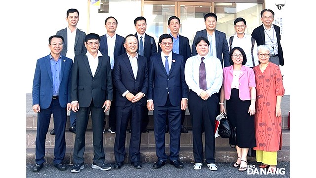 Le vice-président du Comité populaire de la ville de Dà Nang, Trân Phuoc Son (4e, à droite), travaille avec les dirigeants du groupe Rorze. Photo : baodanang.vn
