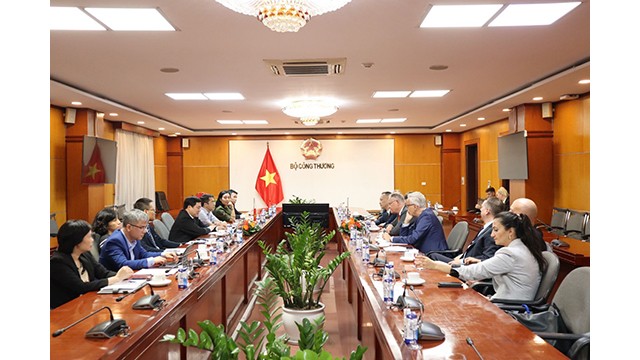 La vue générale de la séance de travail entre le vice-ministre de l’Industrie et du Commerce, Nguyên Sinh Nhât Tân et la délégation allemande. Photo : tapchicongthuong.vn