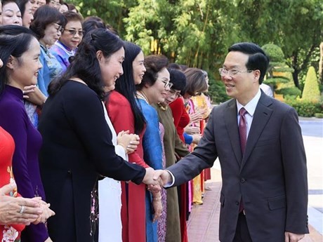 Le Président Vo Van Thuong rencontre des femmes d'affaires typiques à Hanoï. Photo : VNA