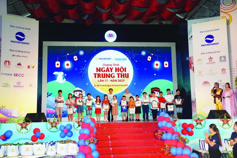 Remise des cadeaux aux enfants à l’occasion de la Fête de la mi-automne 2023. Photo : Saigontourist/CVN