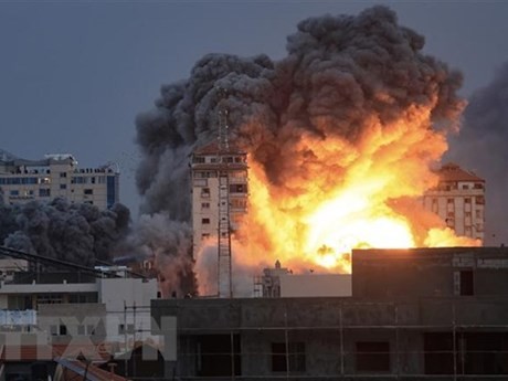 D'immenses panaches de fumées se sont élevés dans le ciel lors des frappes aériennes israéliennes sur la bande de Gaza en réponse à des attaques de roquettes du Hamas contre Israël, le 7 octobre. Photo : AFP/VNA