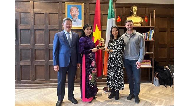 La présidente du Comité du Front de la Patrie de Hanoi, Nguyên Lan Huong, offre des cadeaux aux représentants du consulat honoraire du Vietnam à Dublin, en Irlande. Photo: hanoimoi.vn