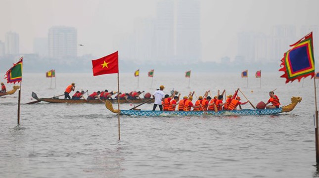 Des équipes du tournoi élargi de courses des bateaux-dragons à Hanoi. Photo : VNA.