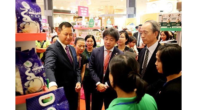 Les délégués visitent les produits vietnamiens présentés à l'exposition. Photo : baodautu.vn