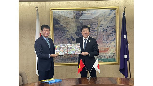 Le président du Comité populaire provincial de Yên Bai, Trân Huy Tuân (à gauche), et le président de la ville de Meabashi, préfecture japonaise de Gunma. Photo : baoquocte.vn