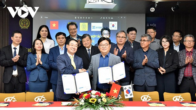 Cérémonie de signature d'une convention de coopération entre l’Association des entreprises de l’industrie auxiliaire de Hanoi (Hansiba) et le Conseil sud-coréen des hommes d’affaires de Cheongju (CEC). Photo : VOV.