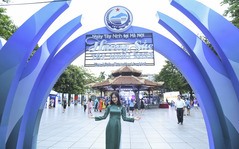 L'espace de l'événement « Journée de Tây Ninh à Hanoi 2023» attire l'attention des touristes. Photo : NDEL.