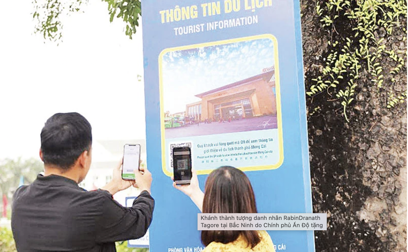 Les touristes scannent les codes QR pour découvrir les informations touristiques dans la zone touristique du cap Sa Vi, Mong Cai. Photo : NDEL.